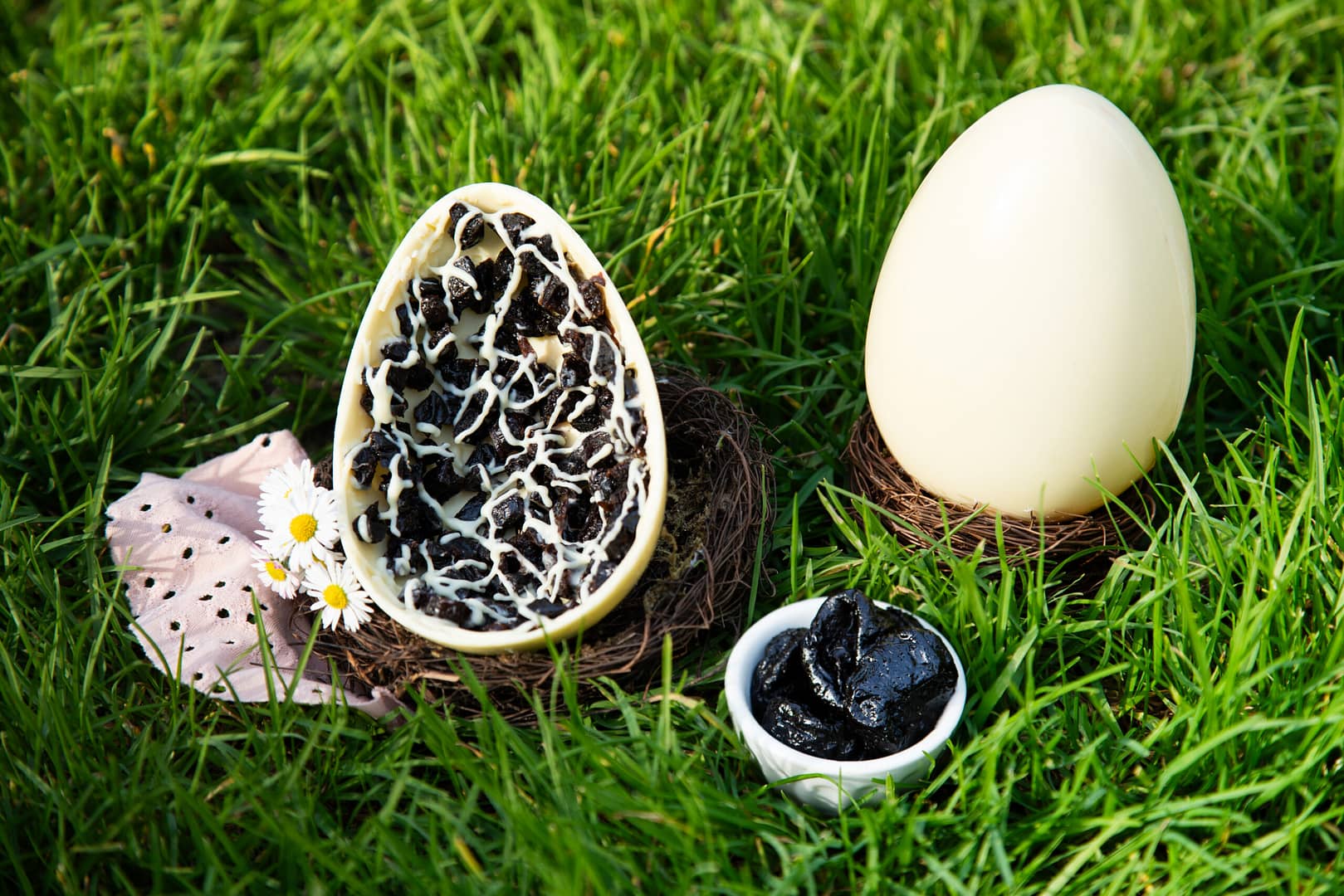 L’uovo di Pasqua al cioccolato bianco con Prugne della California.