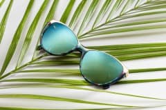 Sunglasses with mirror are a  fashion statement and help to protect the eyes from UV.
Sonnenbrillen mit Verspiegelung sind ein modisches Statement und helfen, die Augen vor UV-Strahlung zu schützen.