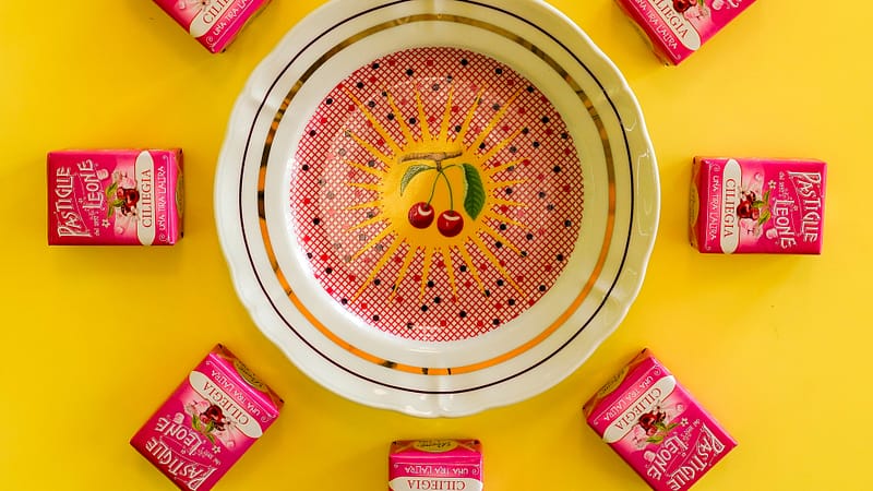 Leone presenta le pastiglie al nuovo gusto ciliegia dando vita a un’inedita collaborazione con Bitossi Home