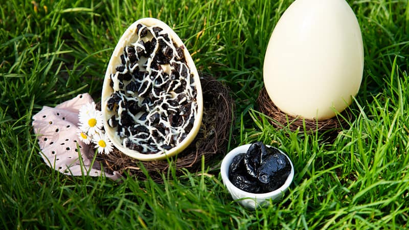 L’uovo di Pasqua al cioccolato bianco con Prugne della California.