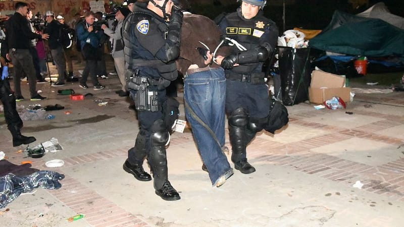 Usa, decine di arresti al Campus Ucla. Biden “Rispetto proteste, ma no violenze”
