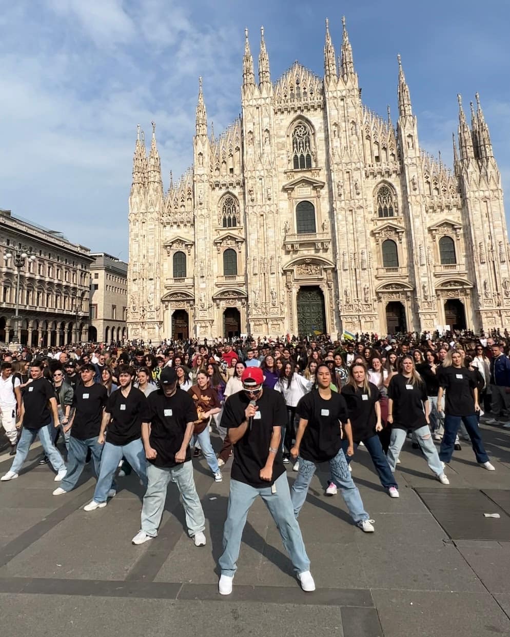 Il flashmob di Federico Baroni con 50 ballerini invade Milano per lanciare il nuovo singolo “PANICO”